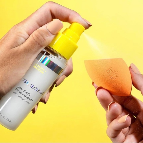 Real Techniques Glow Finish Hydrating Setting Spray with Electrolytes - Picture 3 of 7